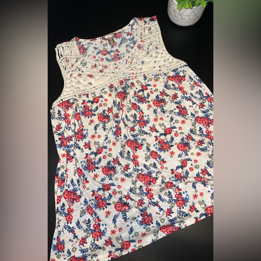 White Stag Floral Sleeveless Top with Crochet detailing Size XL EUC